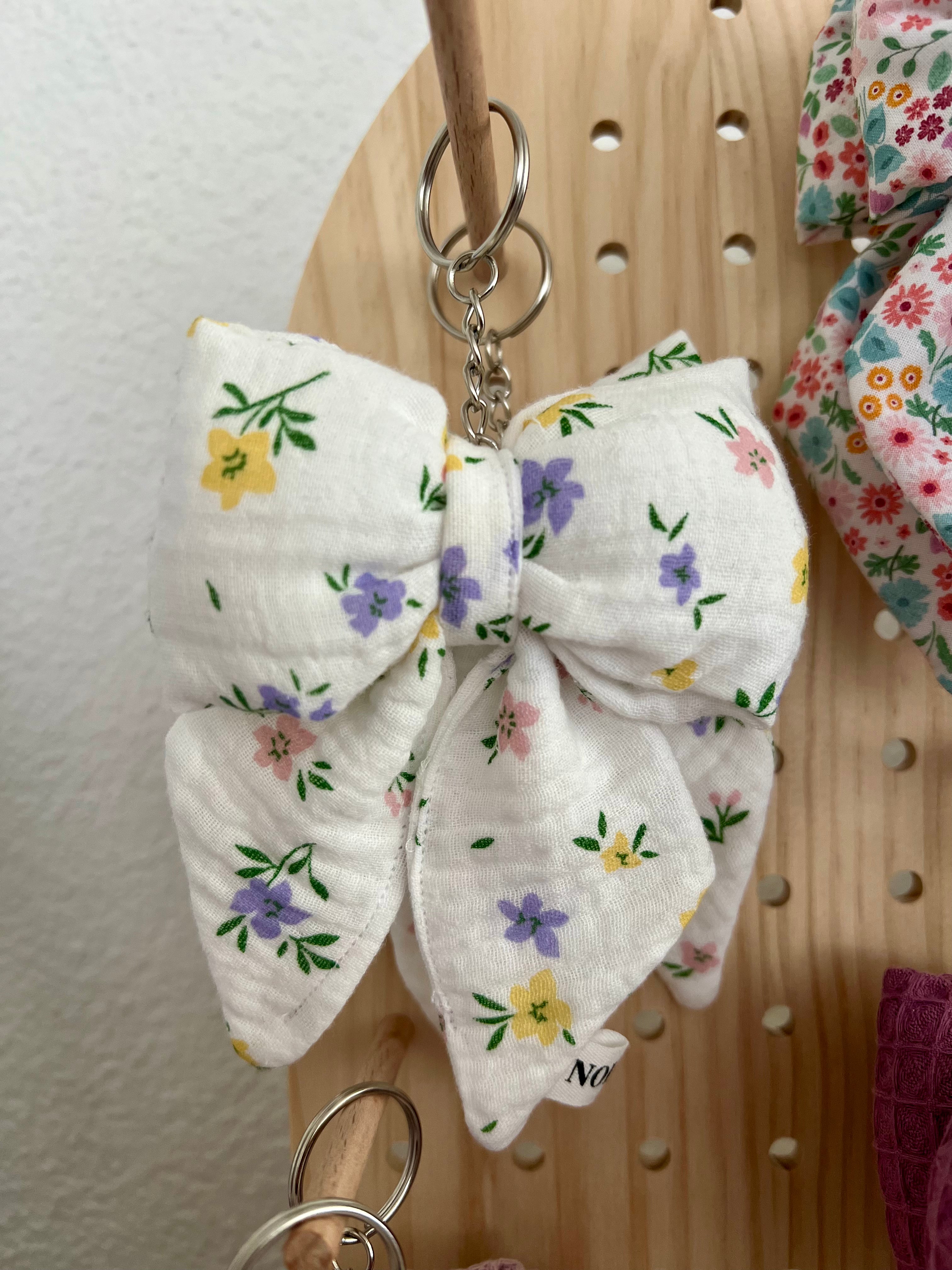 Bow Keychain Flower White