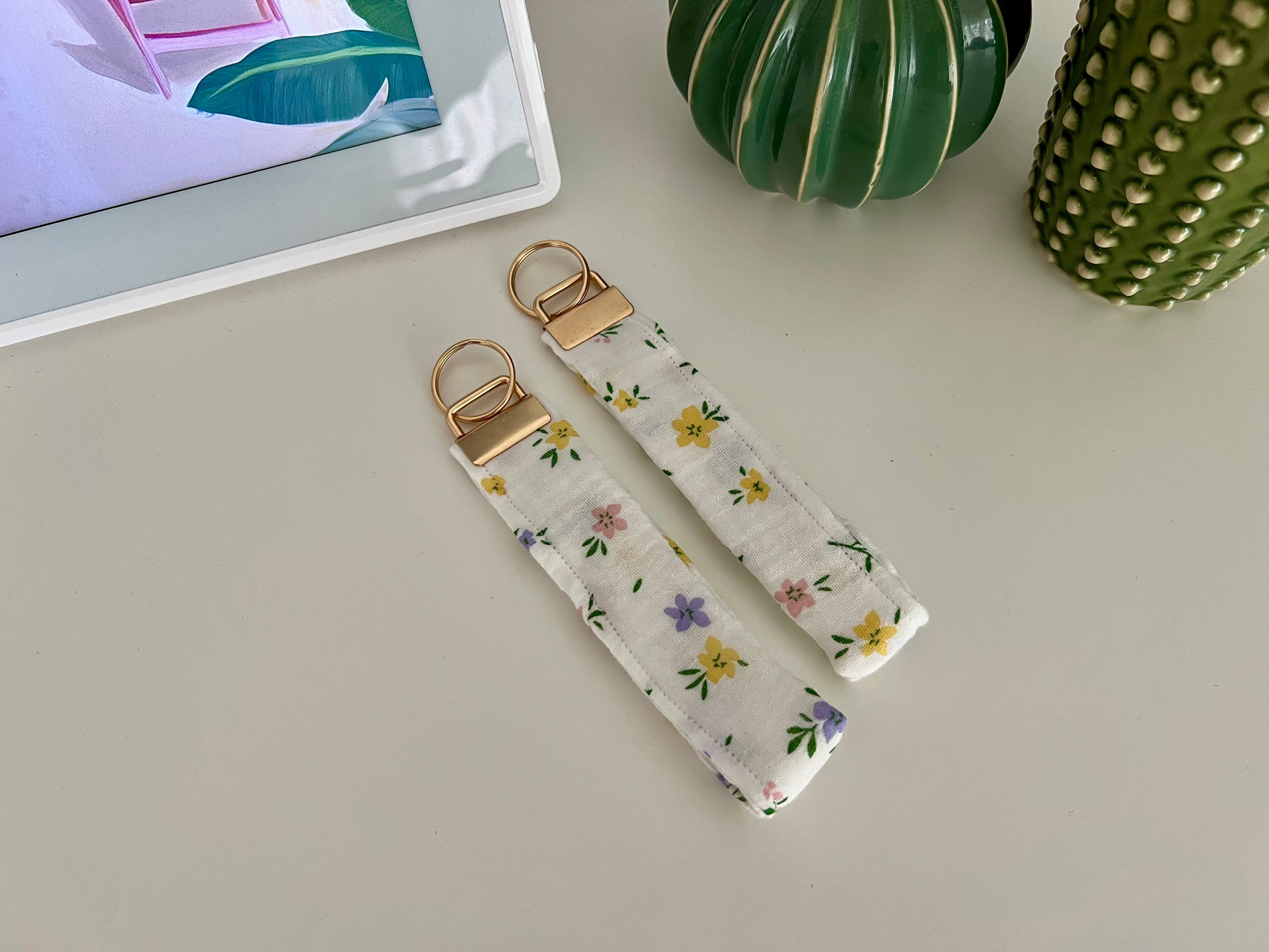 Wristlet Flower White