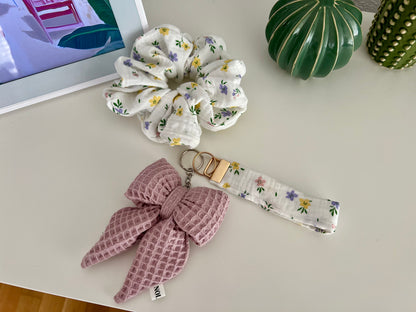 Wristlet Flower White