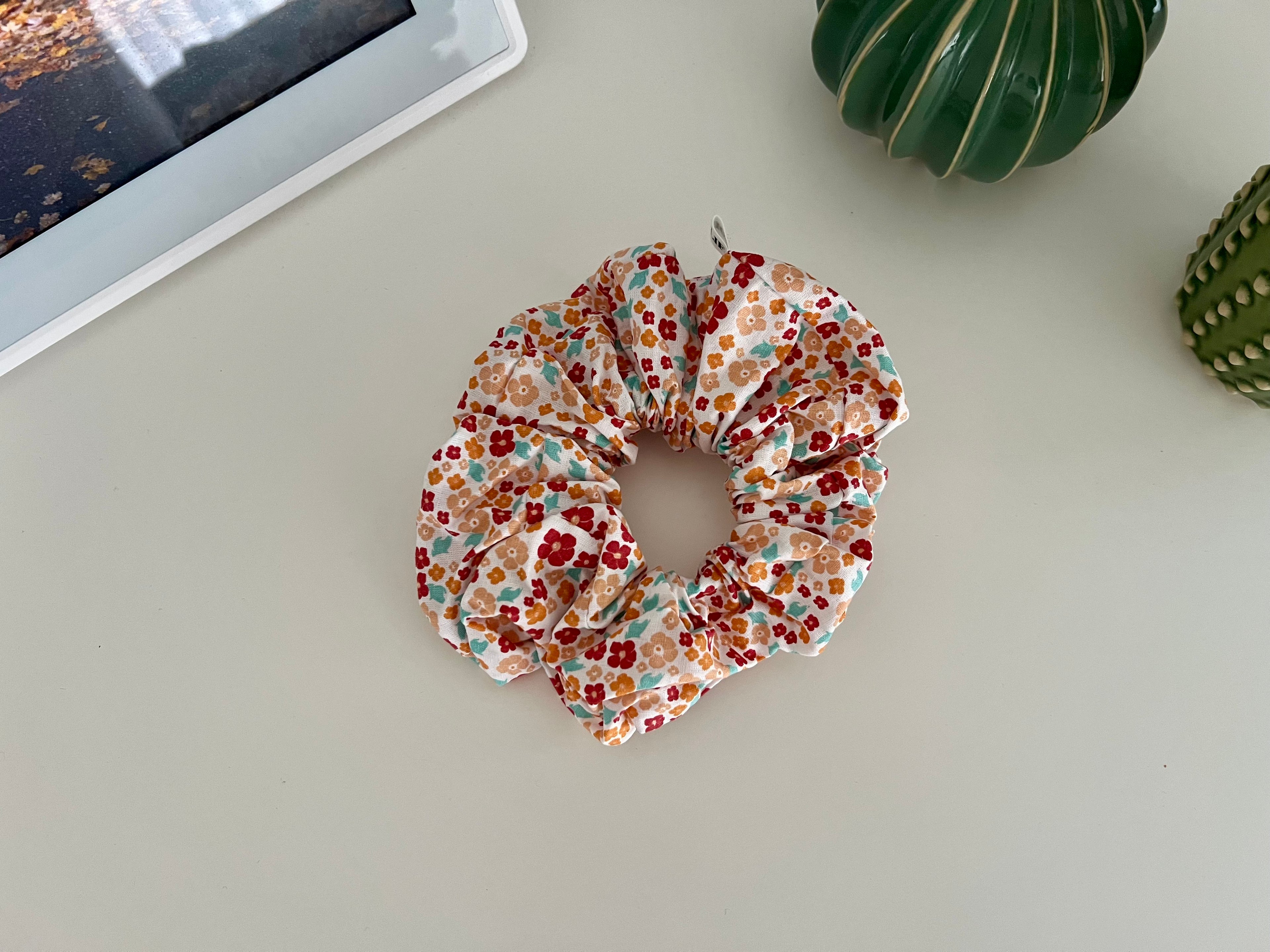 M Scrunchie Orange Flower