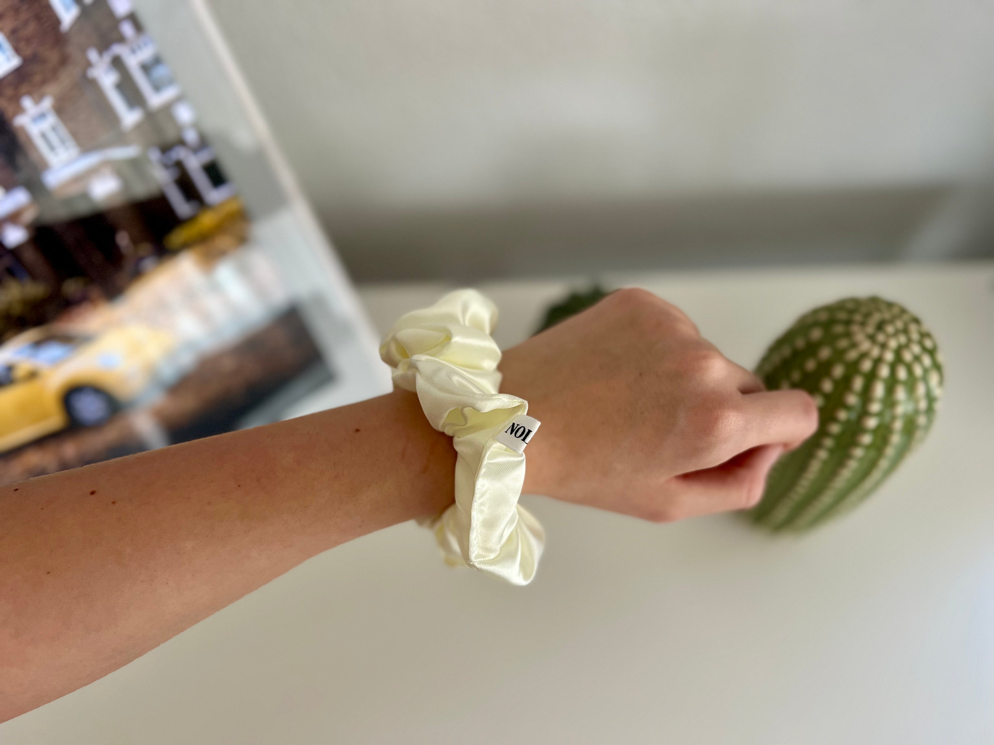 M Scrunchie Satin Champagner