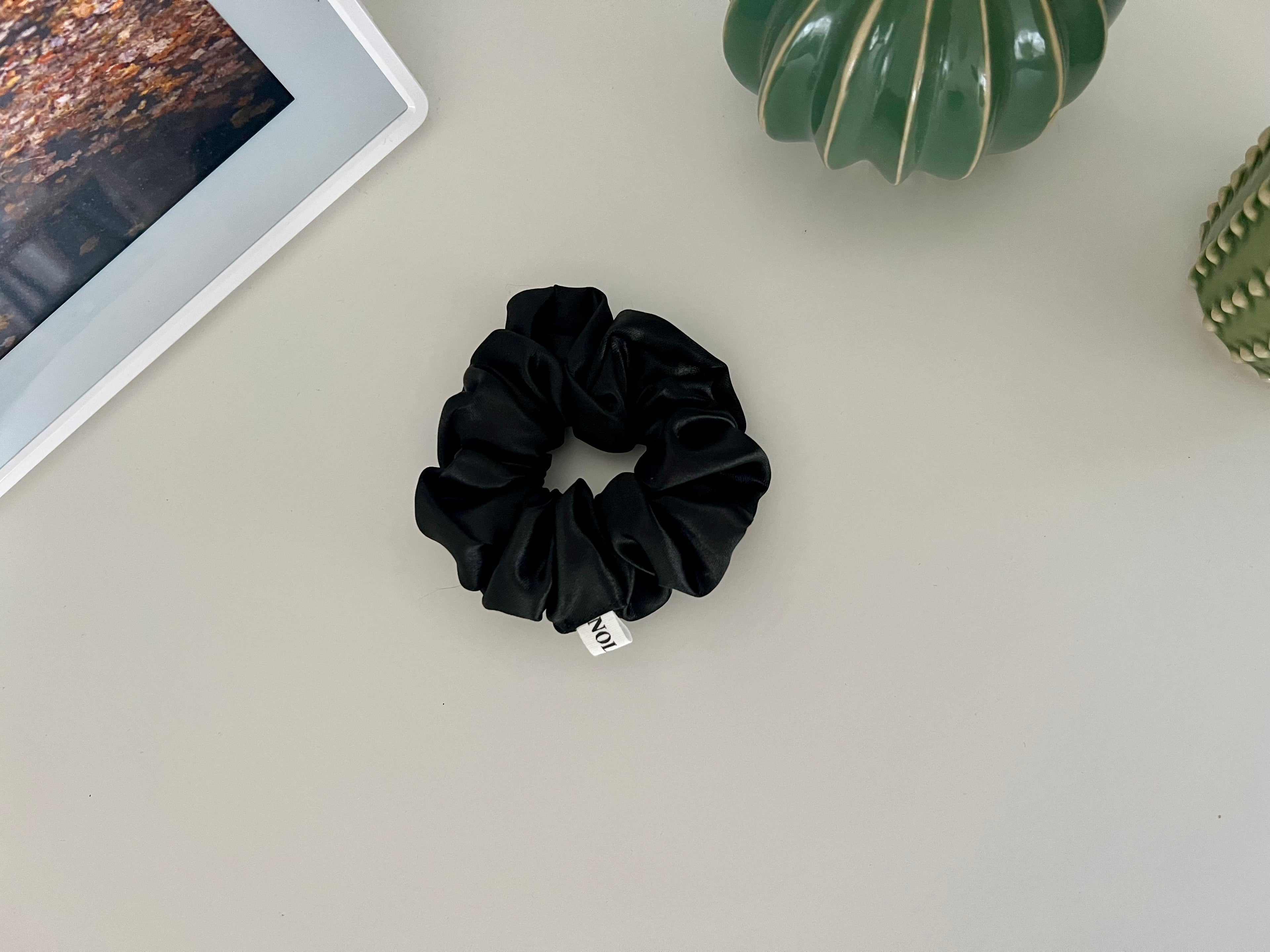 M Scrunchie Satin Black
