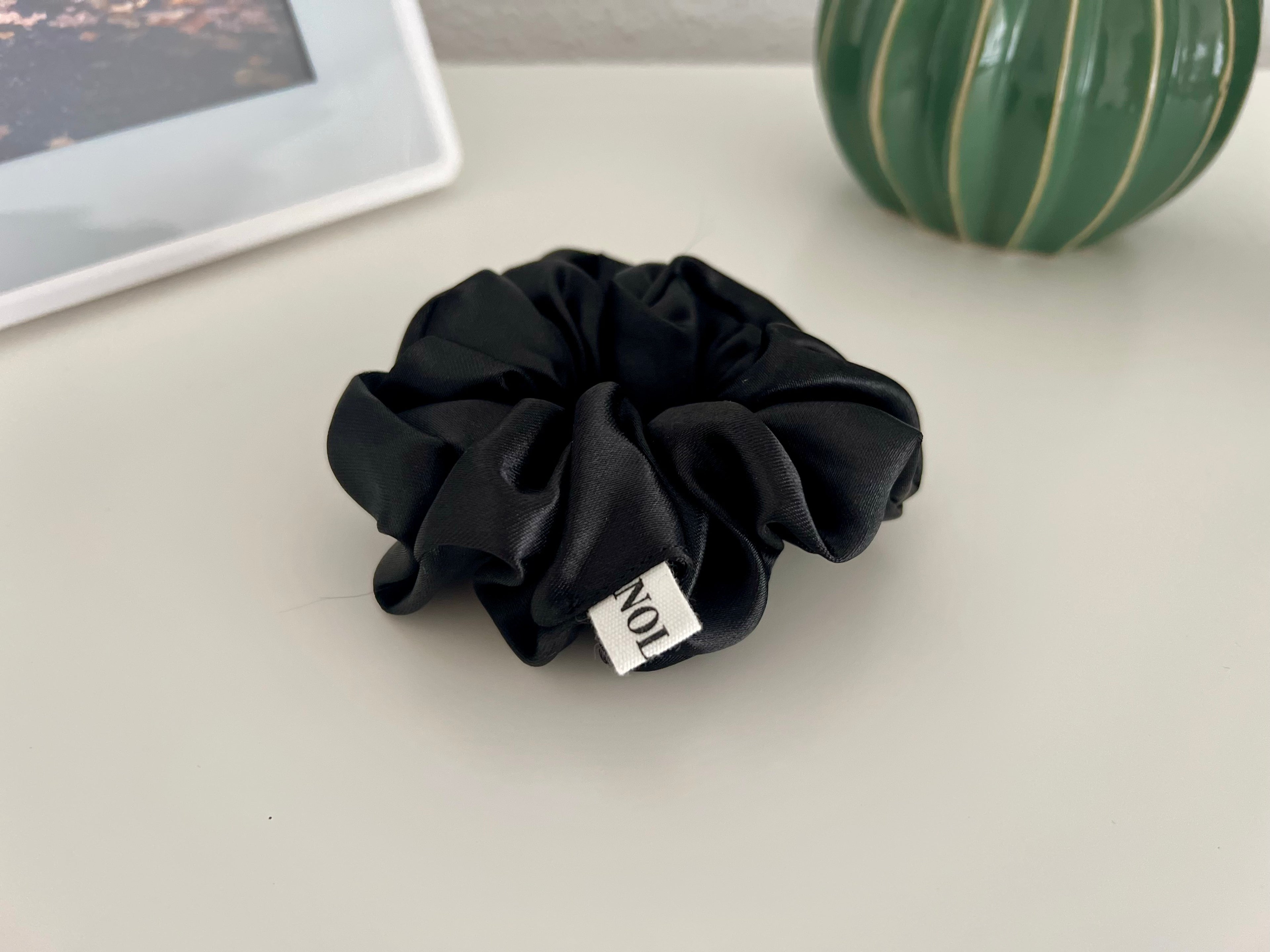 M Scrunchie Satin Black