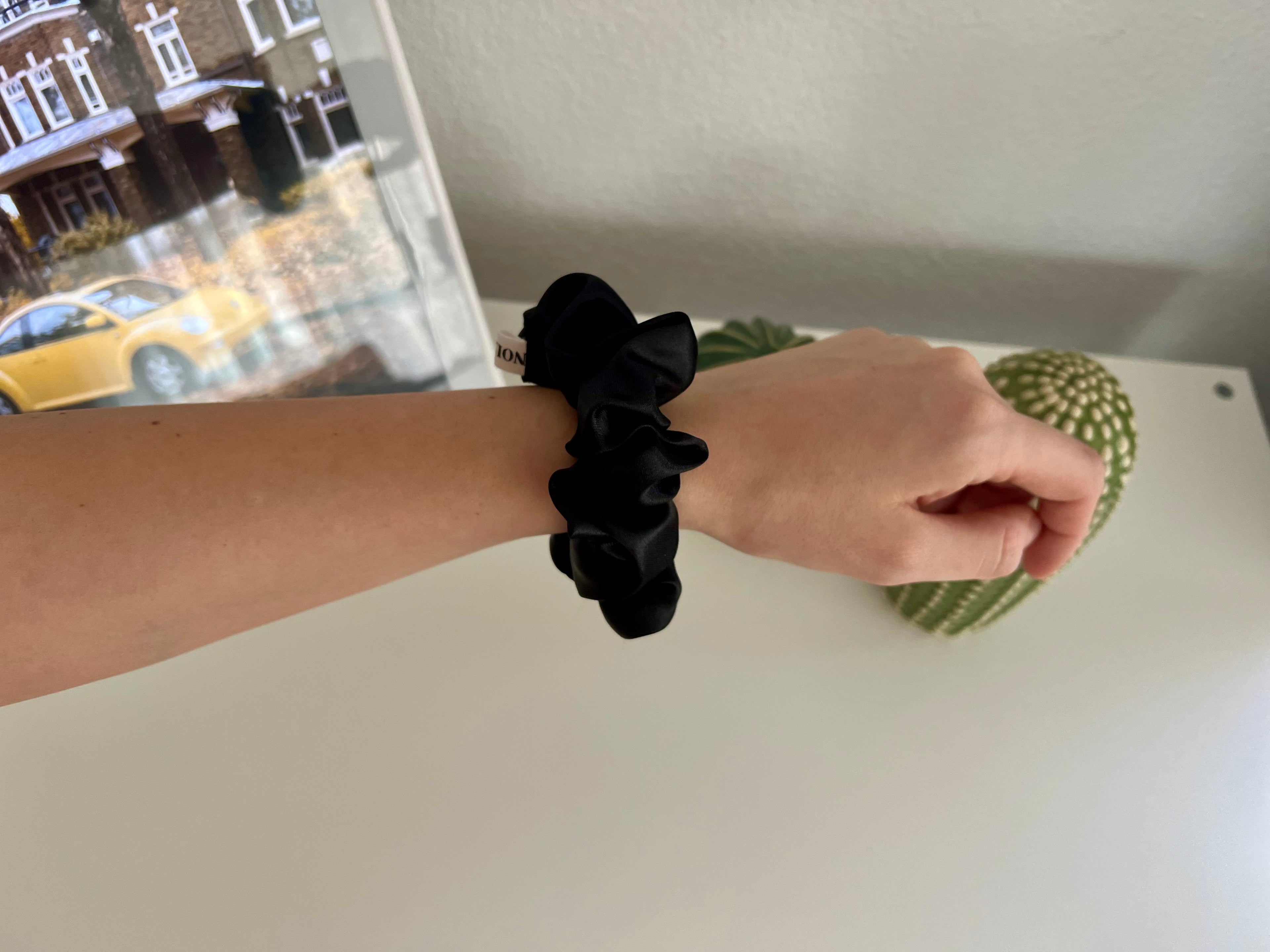 M Scrunchie Satin Black