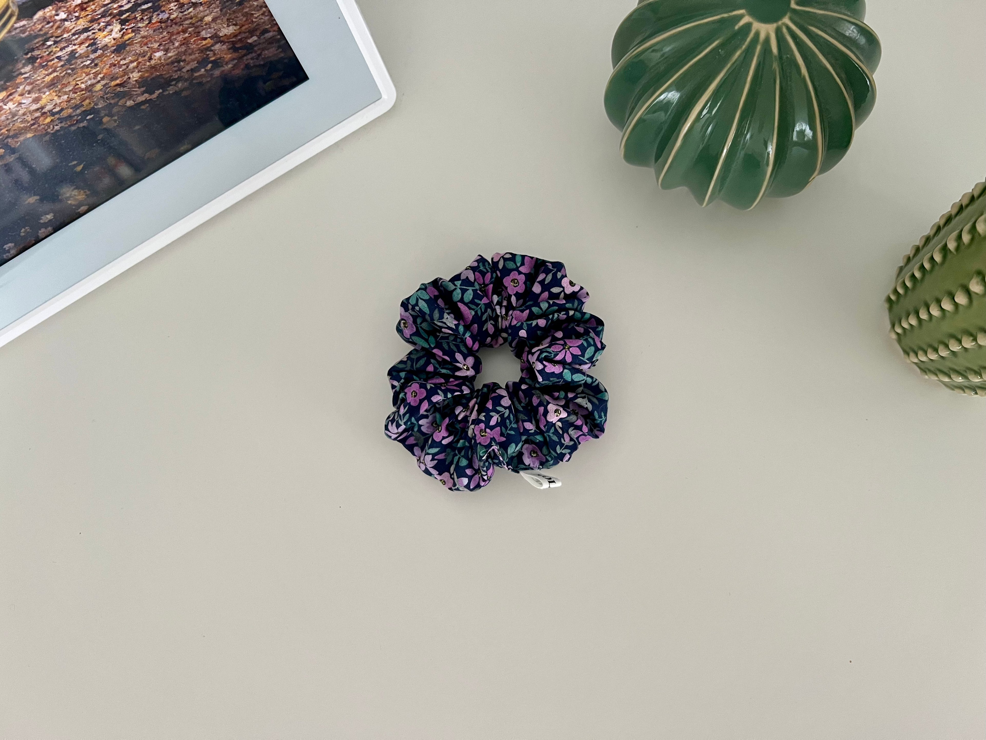 M Scrunchie Violet Flowers