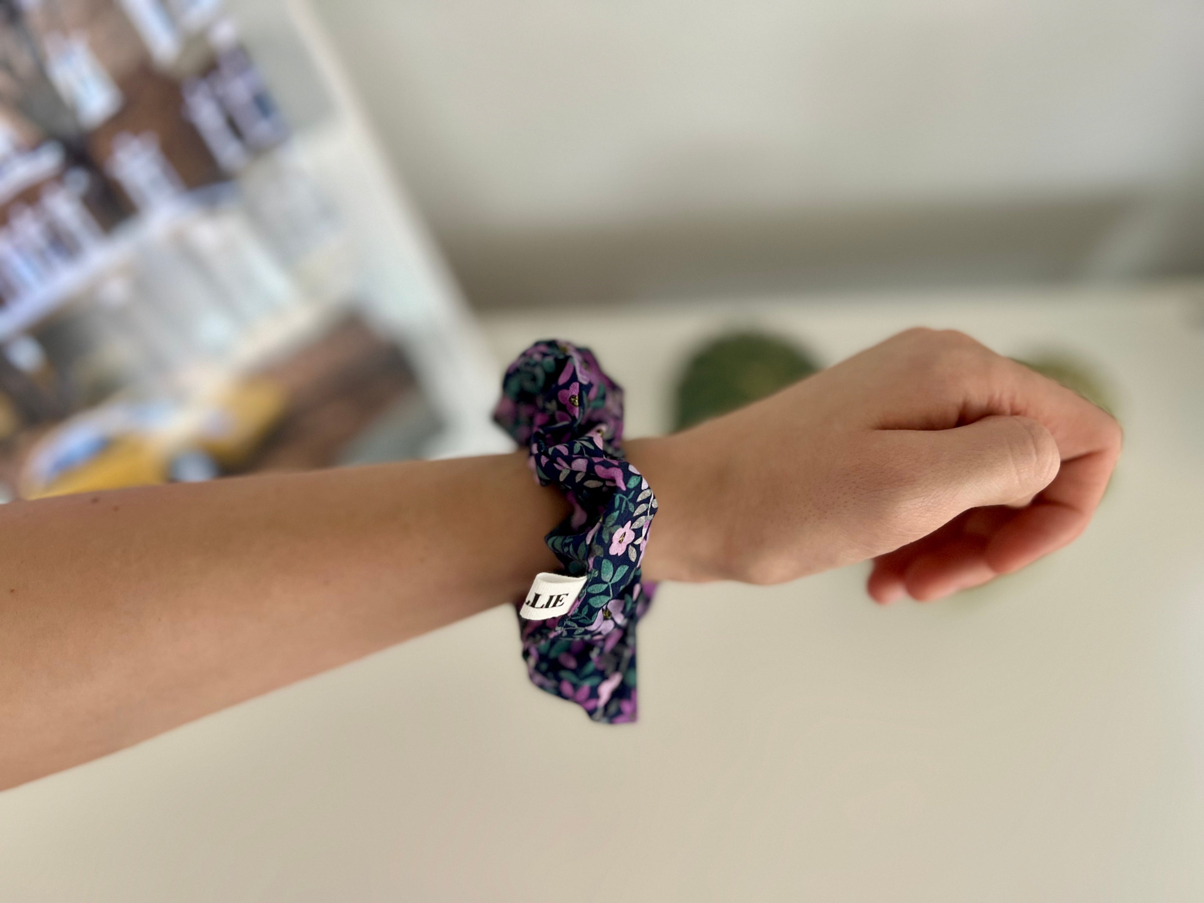 M Scrunchie Violet Flowers