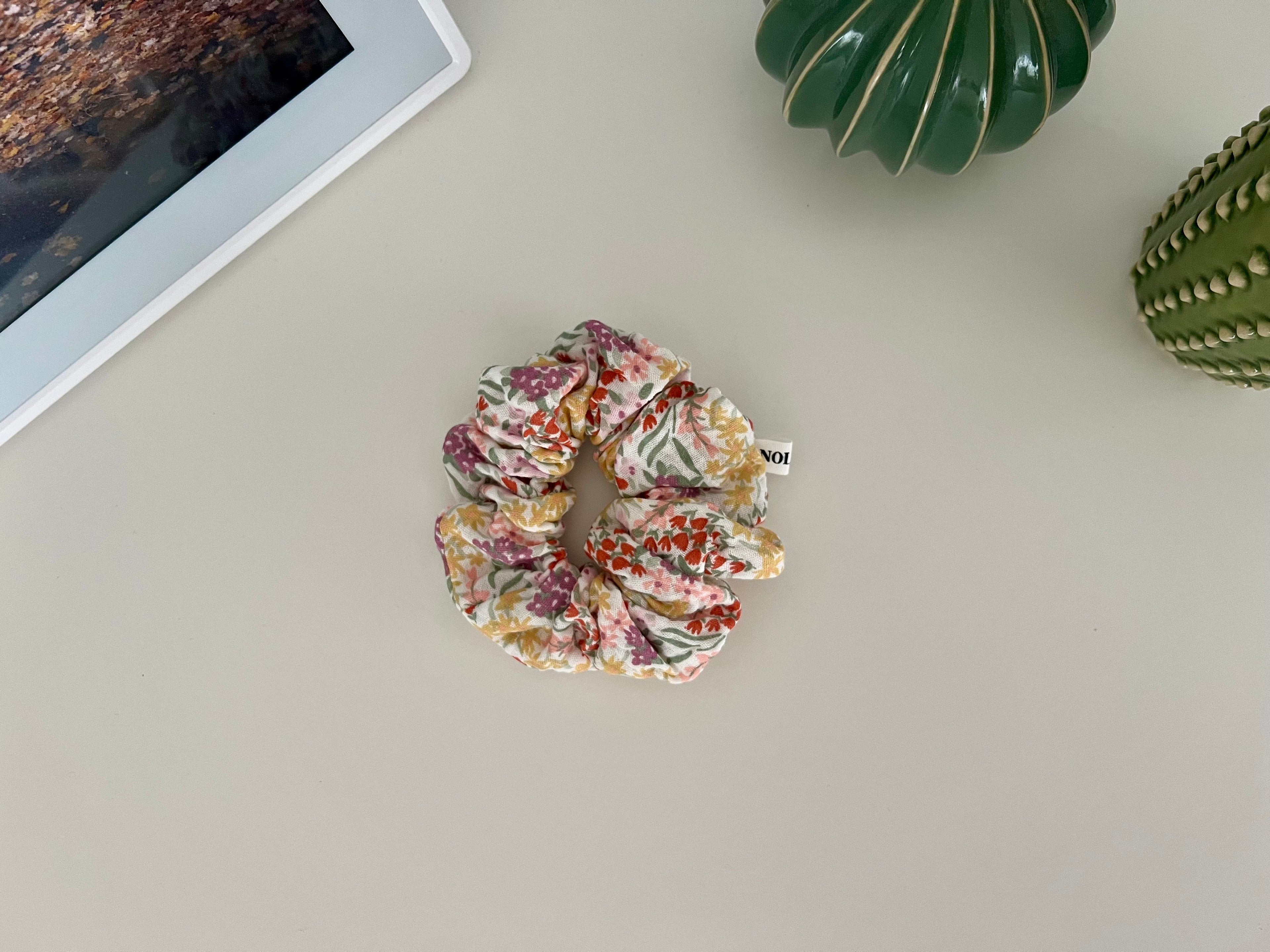 M Scrunchie Muslin Orange Flowers